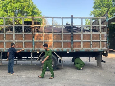 Lực lượng công an kiểm tra xe tải gắn két nước trái phép ngay sau cabin xe.