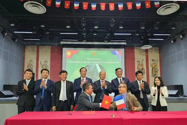 Ký kết biên bản hợp tác với các đối tác tại Pháp để quảng bá và phát triển các sản du lịch tại Quảng Bình. (Ảnh: MINH DUY)