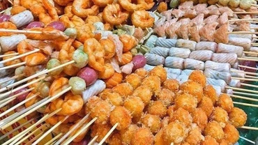 hình ảnh các loại xiên bẩn được bày bán đủ hình dạng, màu sắc