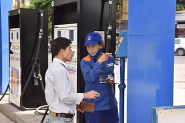 Khách hàng mua xăng trên phố Trần Quang Khải, quận Hoàn Kiếm, Hà Nội. Ảnh: Ngọc Mai
