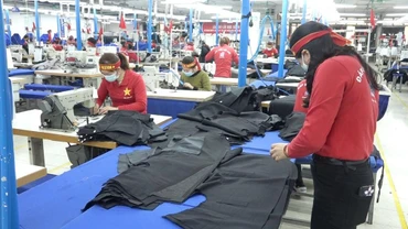Việc phụ thuộc nguồn nguyên phụ liệu dệt may từ nước ngoài đã tác động lớn đến sản xuất, kinh doanh của May 10. Ảnh: TTXVN