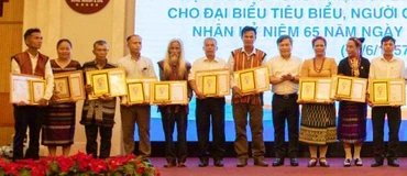 Lãnh đạo tỉnh Quảng Bình tặng quà cho người có uy tín trong đồng bào dân tộc Bru-Vân Kiều.