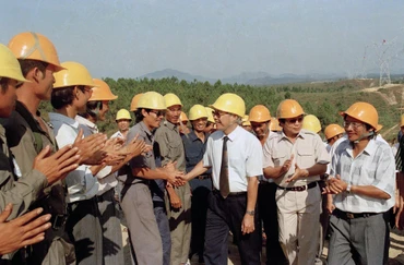 Thủ tướng Võ Văn Kiệt thăm cán bộ, công nhân Công ty Xây lắp điện 3 đang thi công tuyến đường dây 500kV Hà Tĩnh - Đắc Glei, tháng 5/1993. Ảnh: Minh Đạo