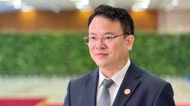 Thứ trưởng Tài chính Trần Quốc Phương trao đổi bên lề đối thoại giữa các nhà lãnh đạo với doanh nghiệp về hợp tác công-tư vì tương lai xanh và bền vững. (Ảnh: MINH PHƯƠNG)