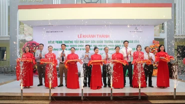 Lãnh đạo huyện Duy Xuyên và BSR cắt băng khánh thành Trường Tiểu học Duy Sơn (Điểm trường Phú Nham Tây). 
