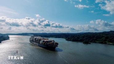 Tàu hàng di chuyển qua kênh đào Panama. (Ảnh: THX/TTXVN)