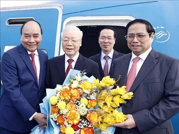 Chủ tịch nước Nguyễn Xuân Phúc, Thủ tướng Chính phủ Phạm Minh Chính và các vị lãnh đạo Đảng, Nhà nước ra sân bay tiễn Tổng Bí thư Nguyễn Phú Trọng và Đoàn. Ảnh: TTXVN