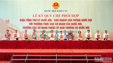 Lễ ký kết quy chế phối hợp giữa Tổng Thư ký, Chủ nhiệm Văn phòng Quốc hội với Thường trực các cơ quan của Quốc hội, Trưởng các cơ quan thuộc Ủy ban Thường vụ Quốc hội. (Ảnh: Duy Linh)