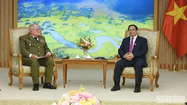 Thủ tướng Phạm Minh Chính tiếp Bộ trưởng Các Lực lượng vũ trang Cách mạng Cuba Álvaro López Miera. 
