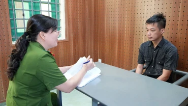 Cơ quan Cảnh sát điều tra-Công an tỉnh Tiền Giang làm việc với đối tượng Võ Văn Chất.