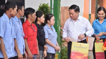 Đồng chí Nguyễn Trọng Nghĩa tặng quà cho công nhân tại Tiền Giang.