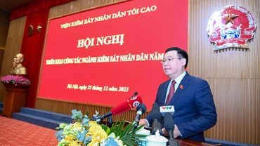 Chủ tịch Quốc hội Vương Đình Huệ phát biểu chỉ đạo hội nghị.