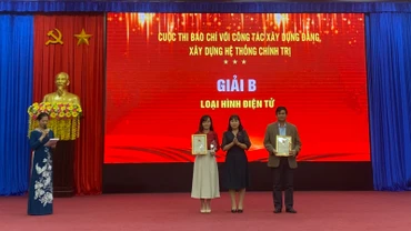Trao giải các tác giả đạt giải B cuộc thi: “Báo chí với công tác xây dựng Đảng, xây dựng hệ thống chính trị”.