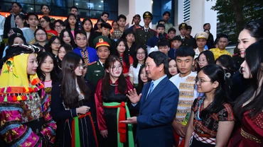 Bộ trưởng, Chủ nhiệm Ủy ban Dân tộc Hầu A Lềnh với các bạn học sinh, sinh viên, thanh niên dân tộc thiểu số xuất sắc, tiêu biểu tại buổi gặp mặt.