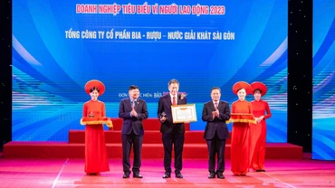 Ông Lester Tan, Tổng Giám đốc SABECO nhận bằng khen “Doanh nghiệp tiêu biểu vì người lao động” 2023.