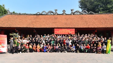 Các đại biểu và Đoàn học sinh, sinh viên, thanh niên dân tộc thiểu số ghi lại khoảnh khắc lưu niệm sau buổi lễ dâng hương và ghi danh sổ vàng.