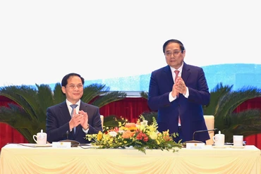 Thủ tướng Phạm Minh Chính đến dự và phát biểu chỉ đạo tại Phiên họp toàn thể Hội nghị Ngoại giao lần thứ 32 với chủ đề “Ngoại giao kinh tế phục vụ phát triển đất nước”.