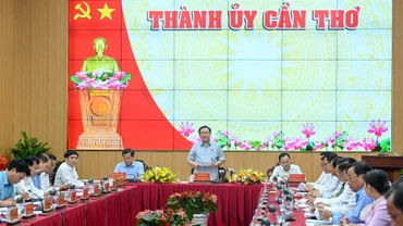 Chủ tịch Quốc hội Vương Đình Huệ và đoàn công tác của Trung ương làm việc với Ban Thường vụ Thành ủy Cần Thơ.