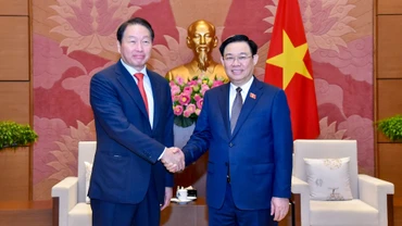 Chủ tịch Quốc hội Vương Đình Huệ chào mừng Chủ tịch Tập đoàn SK Hàn Quốc Chey Tae-won.