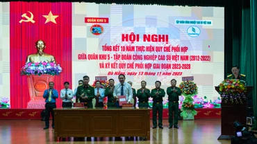 Đại diện Tập đoàn Công nghiệp Cao su Việt Nam và Quân khu 5 ký kết quy chế phối hợp giai đoạn 2023-2028.