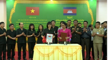 Ban Chuyên trách 2 tỉnh Gia Lai-Stung Treng trao biên bản thống nhất kế hoạch phối hợp triển khai lực lượng tìm kiếm, quy tập hài cốt liệt sĩ mùa khô 2023-2024. (Ảnh: ĐỨC HẢI)