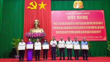Những cá nhân nhận Bằng khen vì có thành tích xuất sắc trong 10 năm thực hiện Nghị quyết số 29-NQ/TW của Ban chấp hành Trung ương Đảng khóa XI.