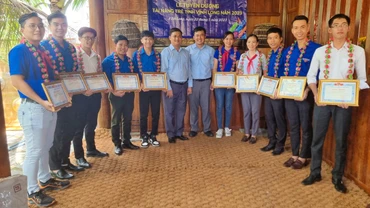 Các tài năng trẻ tiêu biểu tỉnh Vĩnh Long năm 2023 được tuyên dương. 