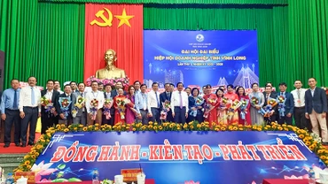 Bí thư Tỉnh ủy Vĩnh Long Bùi Văn Nghiêm cùng lãnh đạo tỉnh tặng hoa chúc mừng Ban chấp hành nhiệm kỳ mới. 