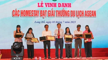 Ủy ban nhân dân tỉnh Vĩnh Long tặng Bằng khen cho 6 Homestay đạt Giải thưởng du lịch ASEAN năm 2023. 