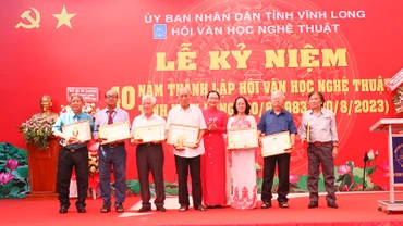 Khen thưởng các cá nhân có nhiều đóng góp cho sự nghiệp phát triển văn học, nghệ thuật. 