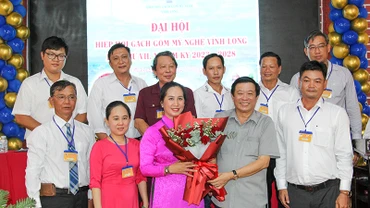 Bí thư Tỉnh ủy Vĩnh Long Bùi Văn Nghiêm tặng hoa chúc mừng Ban chấp hành mới ra mắt Đại hội. 