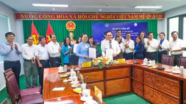 Lễ ký kết hợp tác đào tạo giữa Ủy ban nhân dân tỉnh Vĩnh Long với Trường đại học Y Dược Cần Thơ, chiều 16/6. 
