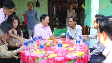 Tổng Giám đốc Ngân hàng chính sách xã hội Việt Nam Dương Quyết Thắng đến tận nhà thăm hỏi hộ vay làm ăn hiệu quả. 