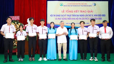 Ông Trần Dũng Trình, con trai của bác Trần Đại Nghĩa, trao giải tại Hội thi Sáng tạo Kỹ thuật Trần Đại Nghĩa cho các giải pháp đạt giải vào chiều 12/9.