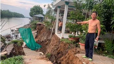 Đoạn sạt lở đường đan và ảnh hưởng đến ngôi nhà của người dân ở xã Lục Sĩ Thành, huyện Trà Ôn, tỉnh Vĩnh Long. 