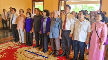 Đại biểu trang nghiêm chuẩn bị dâng hương tại Khu nhà thờ Thủ tướng Chính phủ Võ Văn Kiệt.