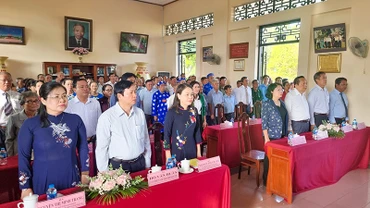 Đồng chí Nguyễn Thị Thu Hà và đồng chí Đặng Thị Ngọc Thịnh dự Ngày hội đại đoàn kết toàn dân tộc tại ấp Long Thuận A sáng 16/11. 
