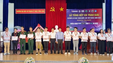 Ban tổ chức trao Bằng khen cho những thí sinh đoạt giải trong kỳ thi.