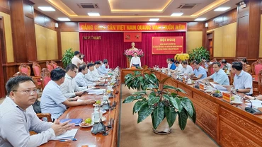 Quang cảnh buổi làm việc với Ban Thường vụ Tỉnh uỷ Vĩnh Long vào chiều 19/11. 