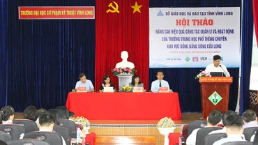 Đại biểu trình bày tại hội thảo. 