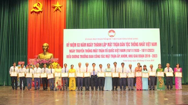 Những cá nhân làm công tác mặt trận được tuyên dương. 