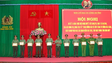 Những cá nhân được tuyên dương, khen thưởng tại hội nghị. 