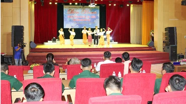 Tiết mục khai mạc của đội huyện Long Hồ. 