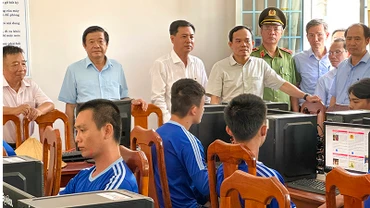 Phó Thủ tướng Trần Lưu Quang thăm các học viện tại Cơ sở cai nghiện ma túy tỉnh Vĩnh Long vào chiều 21/7. 