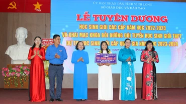 Ban tổ chức tuyên dương học sinh đạt giải nhì quốc gia. 