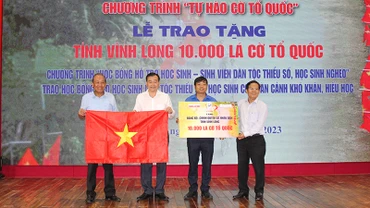 Ban tổ chức trao tặng bảng tượng trưng 10.000 lá cờ Tổ quốc. 