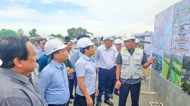 Bộ trưởng Giao thông vận tải Nguyễn Văn Thắng khảo sát công trình cao tốc Mỹ Thuận-Cần Thơ sáng 17/11. 