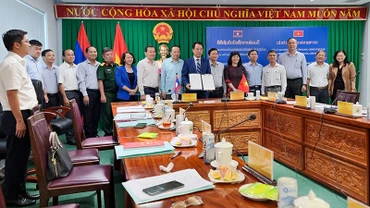 Chủ tịch Ủy ban nhân dân tỉnh Vĩnh Long Lữ Quang Ngời ký kết biên bản hợp tác với Chính quyền tỉnh Xiêng Khoảng. 
