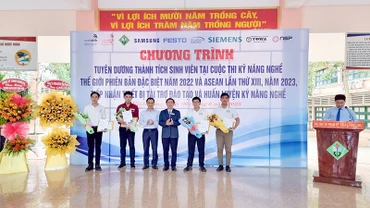 Tuyên dương khen thưởng những sinh viên đạt thành tích kỹ năng nghề thế giới.