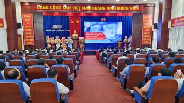 Chuyên gia về công nghệ thông tin trình bày tại hội thảo. 